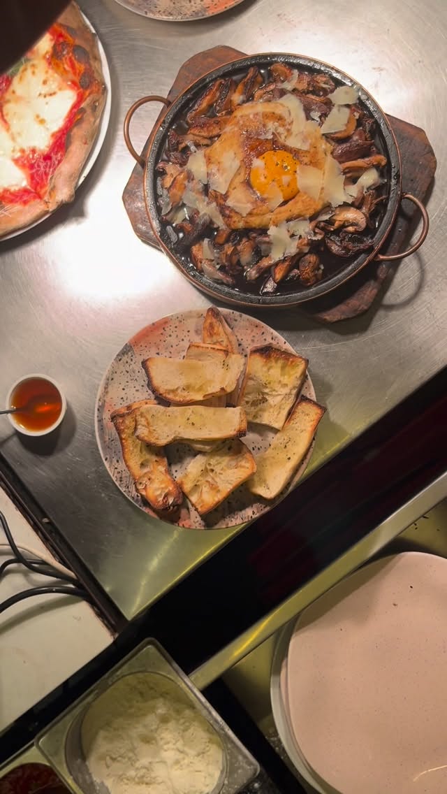 Cogumelos na chapa de pedra